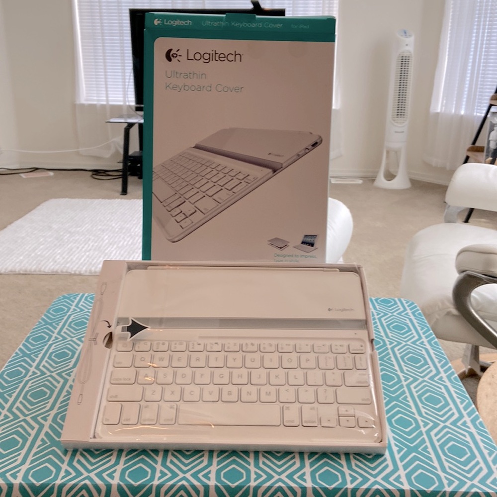 Bluetooth Logitech Ultra-thin Keyboard Cover, for iPad 2(3rd and 4th generation)